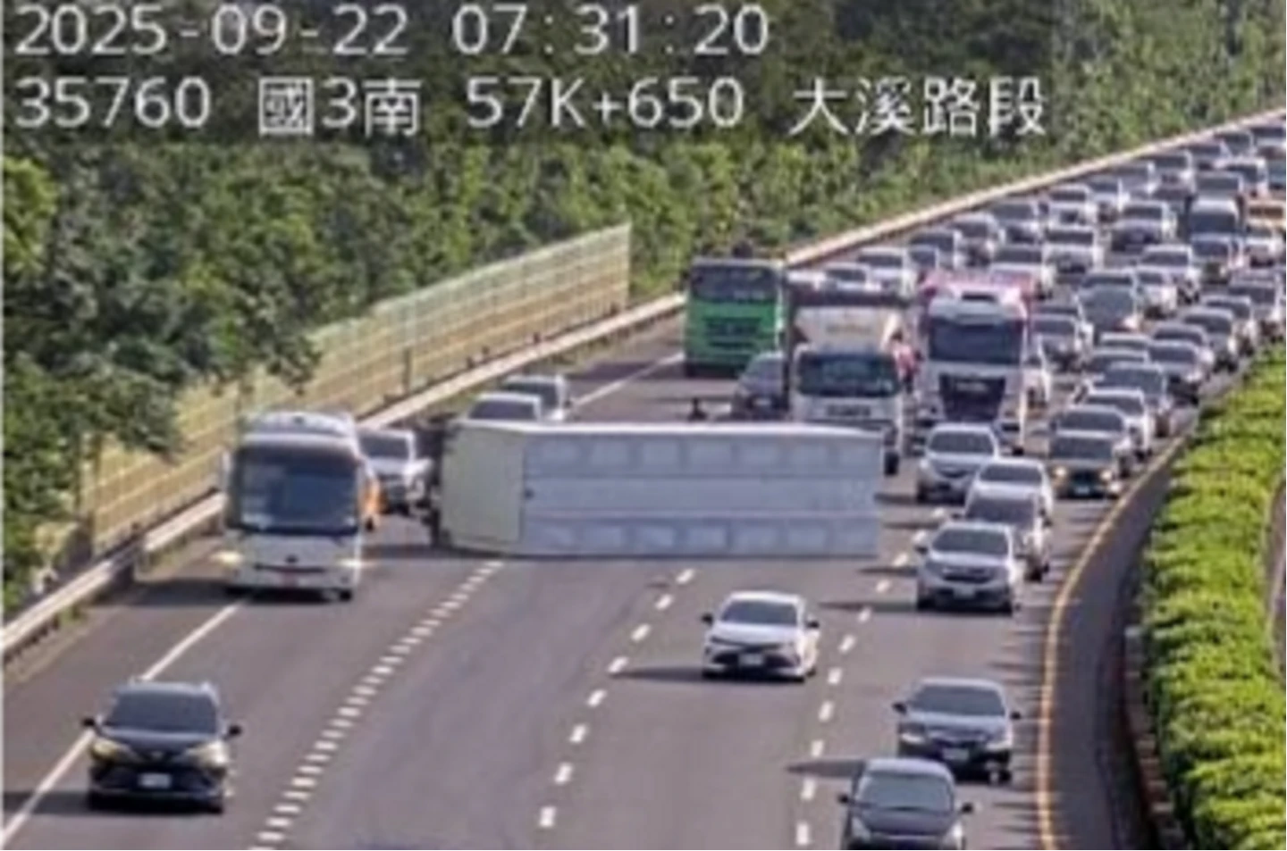 子車翻覆橫擋佔據3線道。取自高公局即時路況