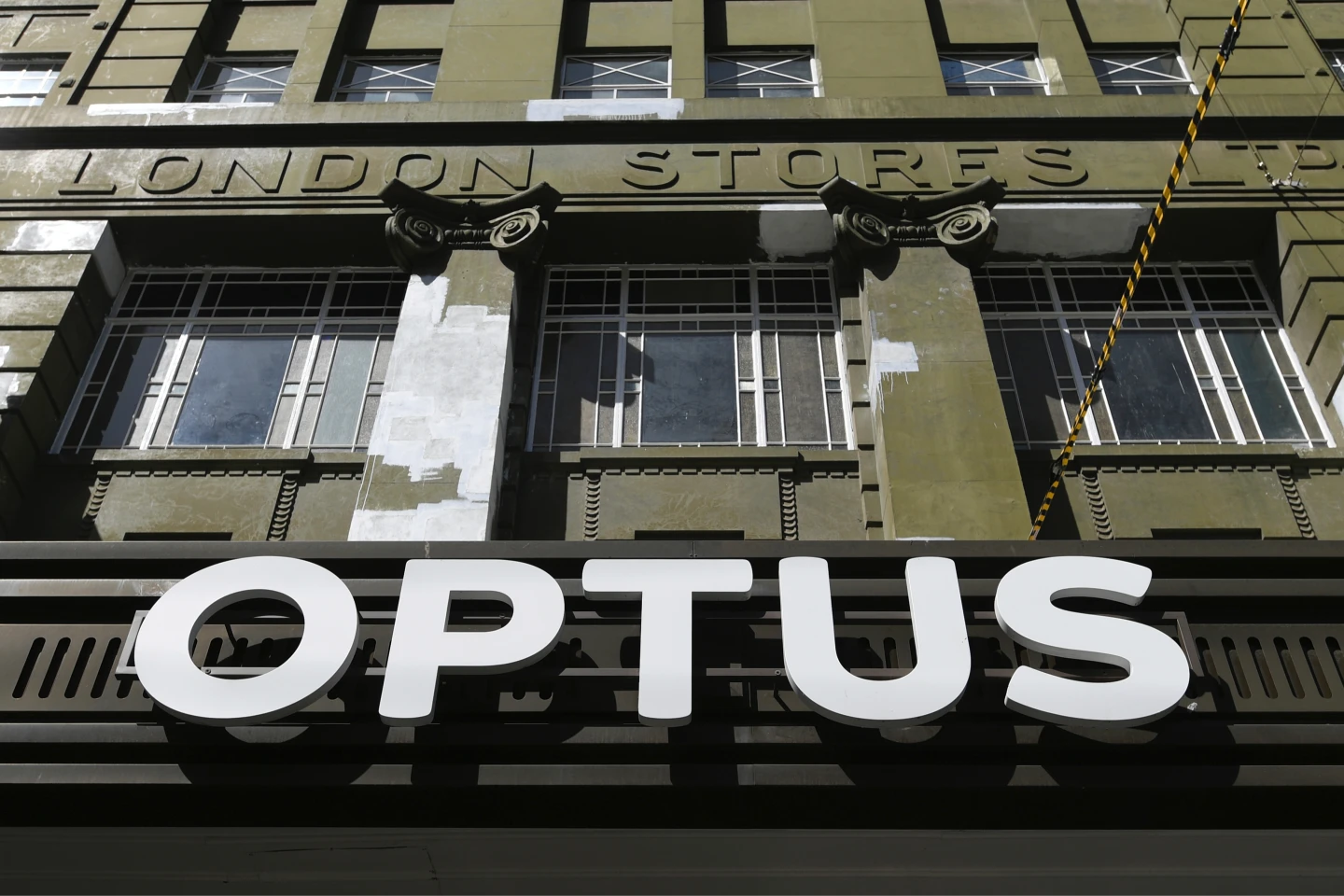 澳洲電信公司澳星通訊(Optus)因延遲處理系統故障,遭到砲轟。圖為澳星通訊在墨爾本的門市LOGO。美聯社