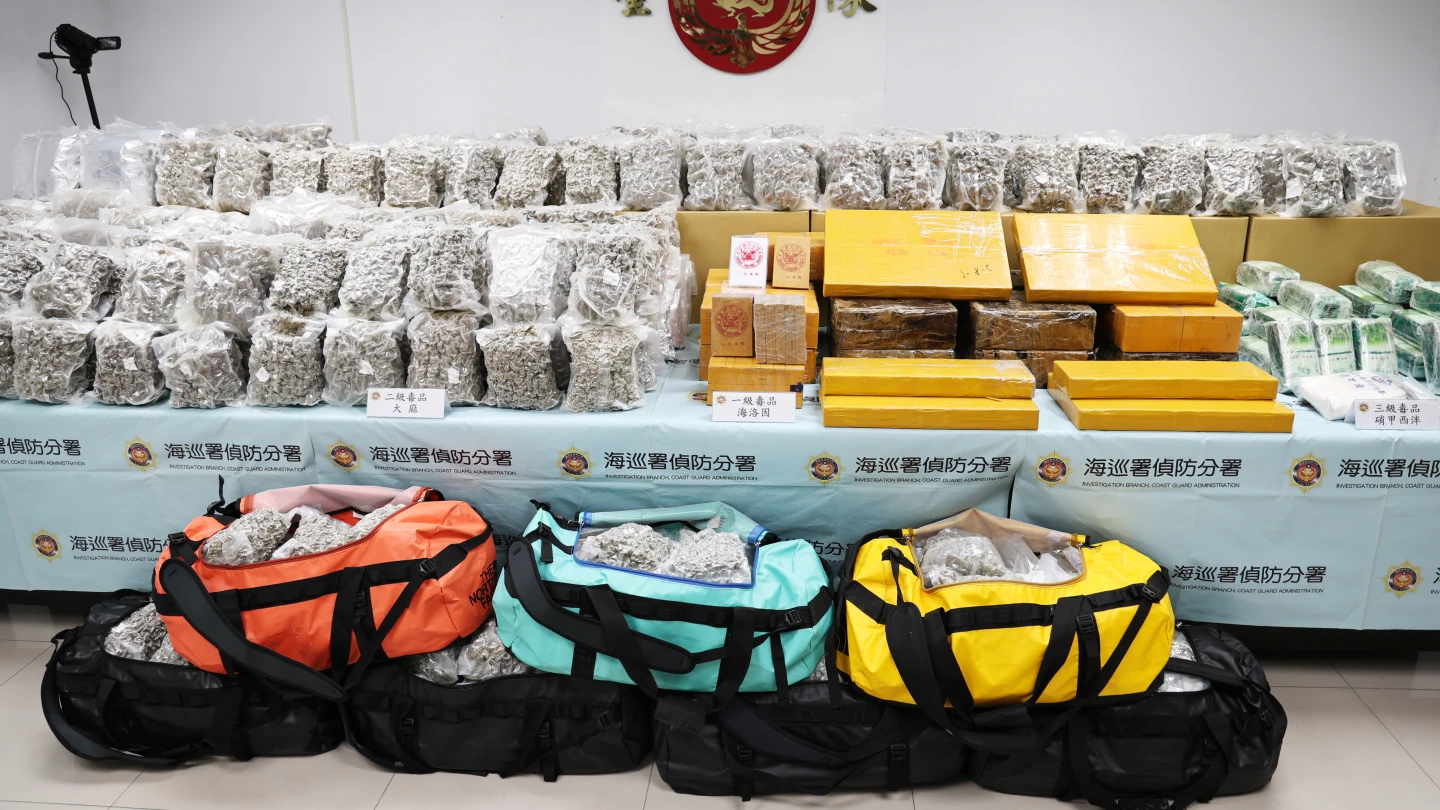 海巡人員緝獲的毒品高達7百多公斤,包括一級、二級、三級毒品都有。民眾提供