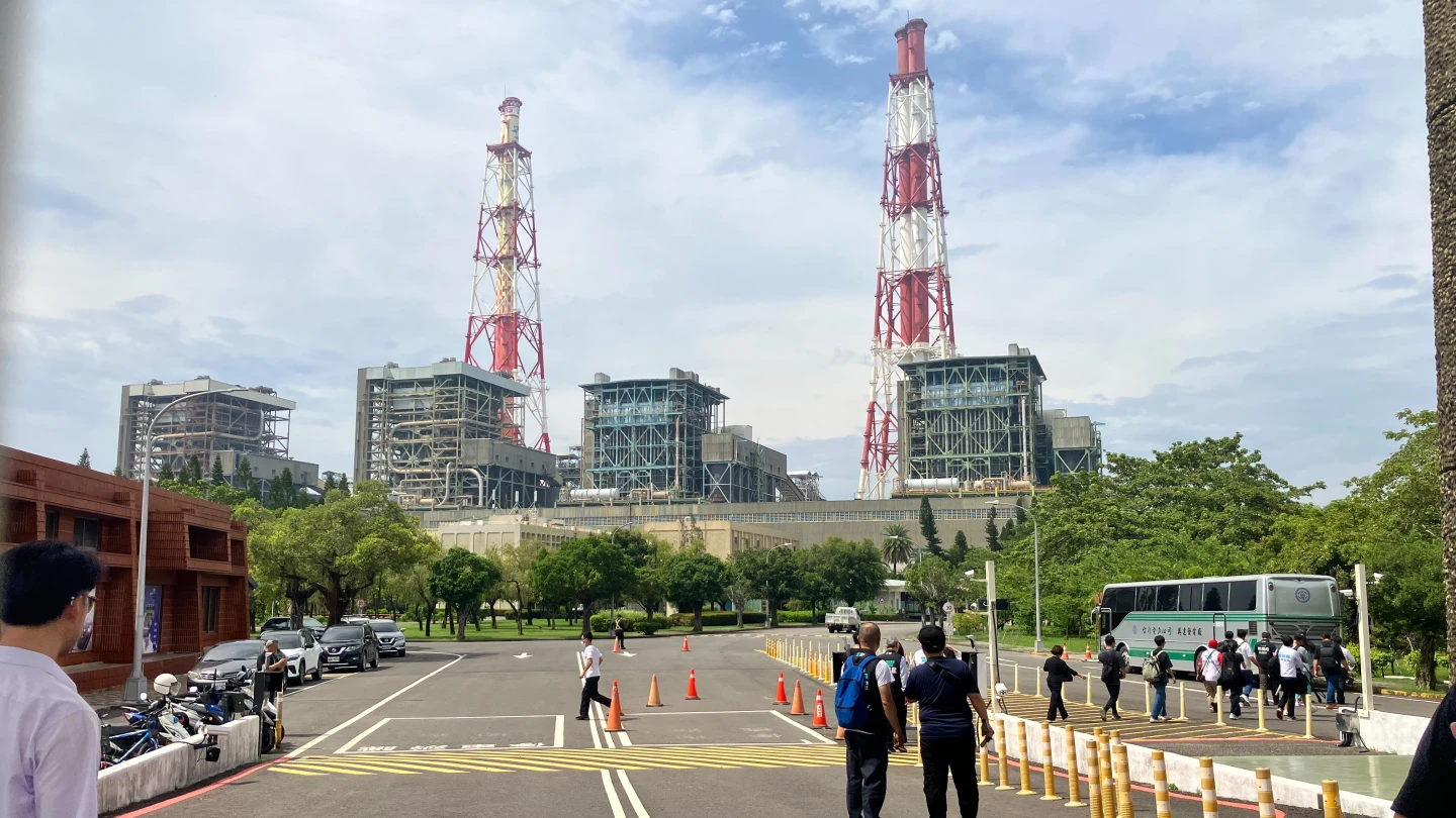 民眾黨立法院黨團今天到興達電廠考察。王勇超攝