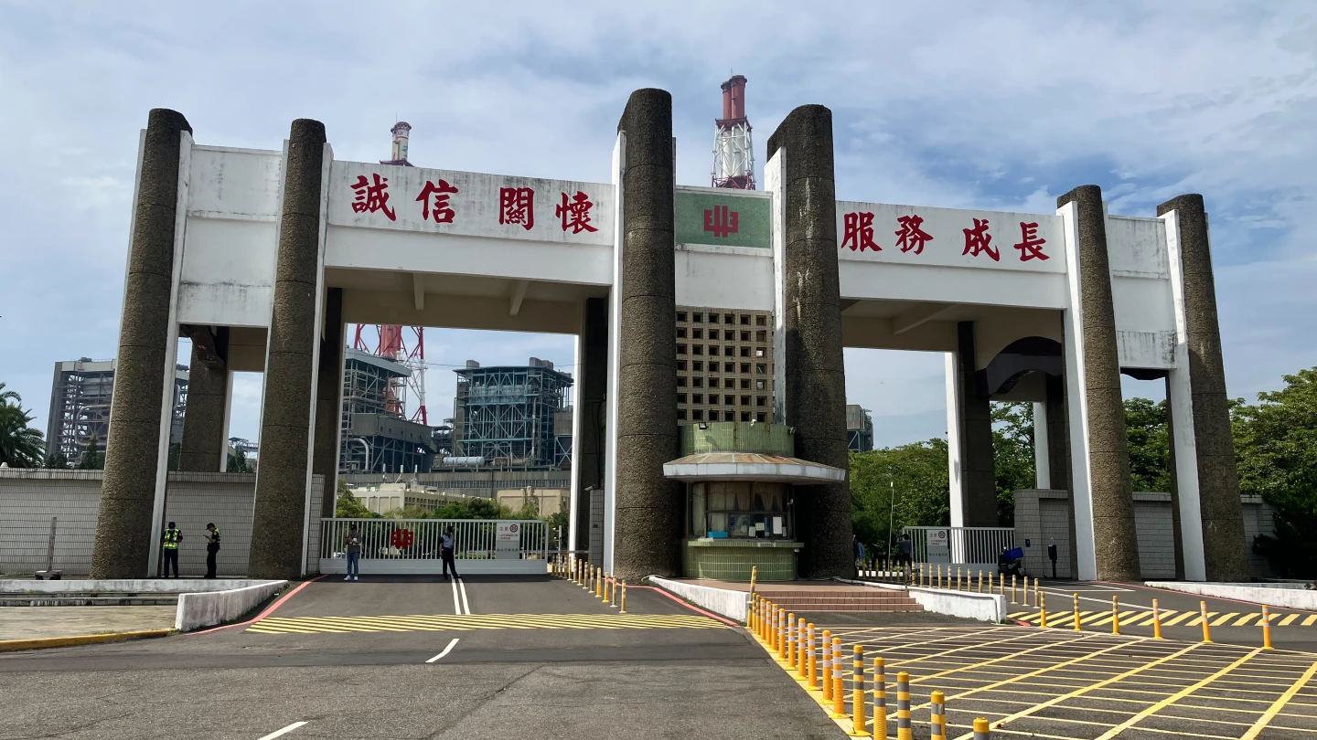 警方派人在興達電廠大門口戒護。王勇超攝