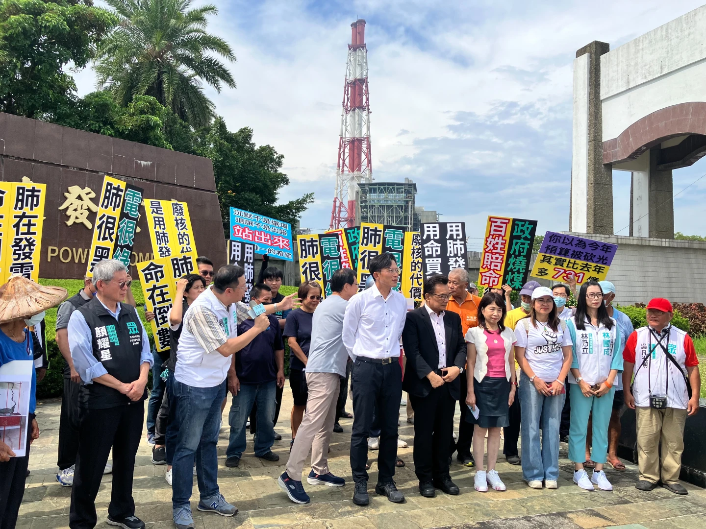 台灣民眾黨主席黃國昌今天率立法院黨團赴興達電廠考察。王勇超攝
