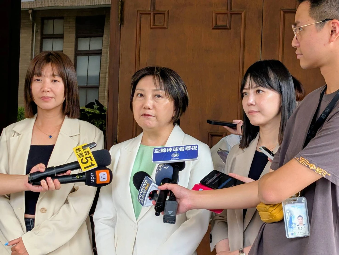 (左起)綠委張雅琳、范雲、政院發言人李慧芝於便當會後受訪。施智齡攝