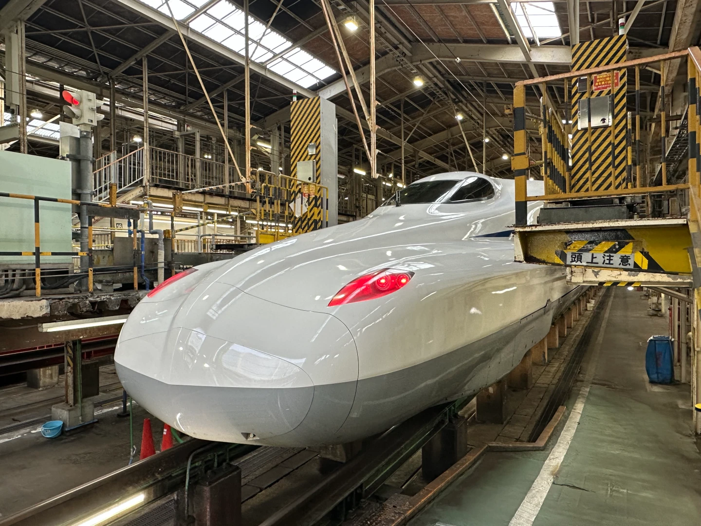 高鐵新車「N700ST」車燈亮紅燈代表車尾。陳怡文攝