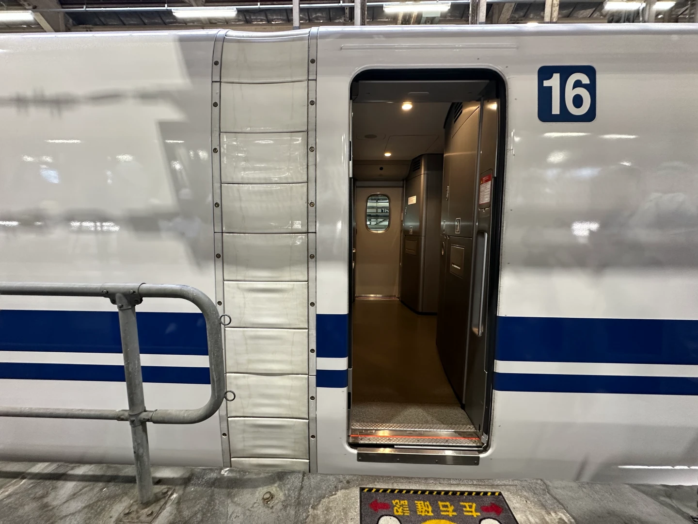 「車間全包覆」(橡膠海綿材質)設計,用於隔絕風切噪音,可讓車廂內噪音減少約10%。陳怡文攝