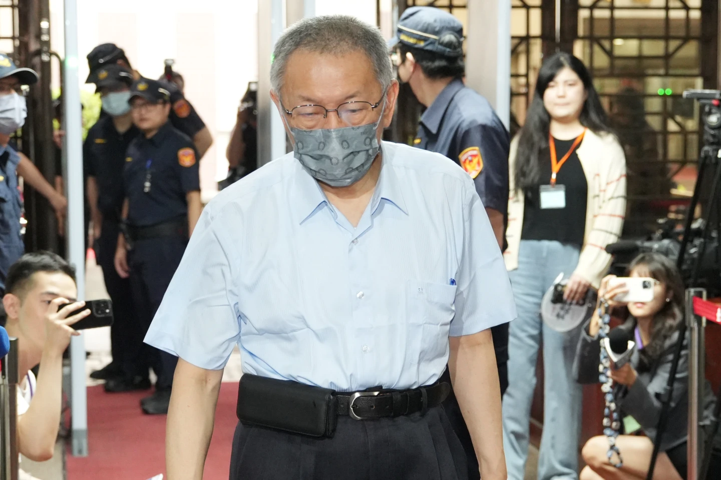 柯文哲臀傷出庭步伐緩慢!凌晨頻接監控電話 今換電子腳鐶