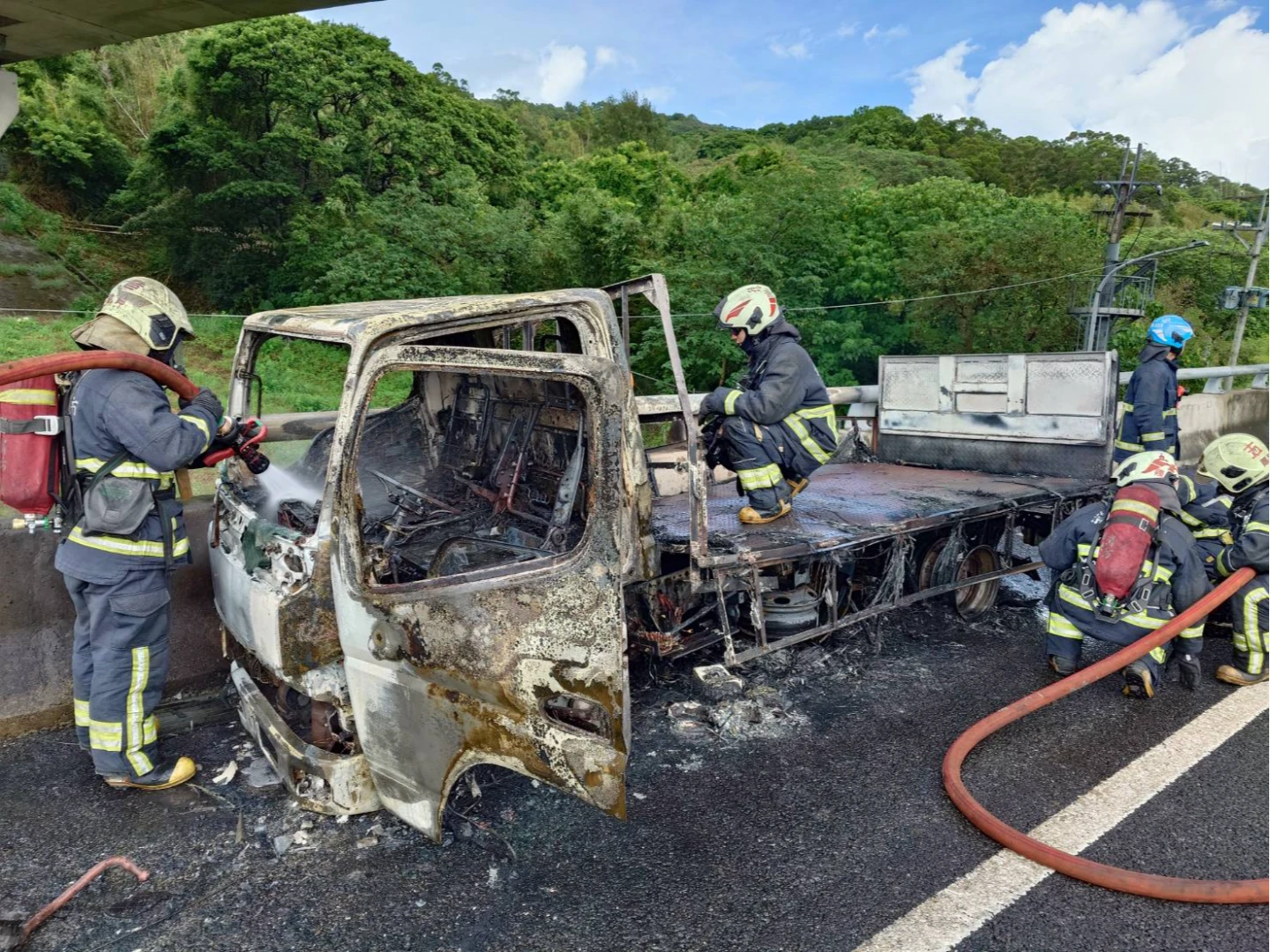 火舌吞噬貨車,燒成廢鐵。翻攝畫面
