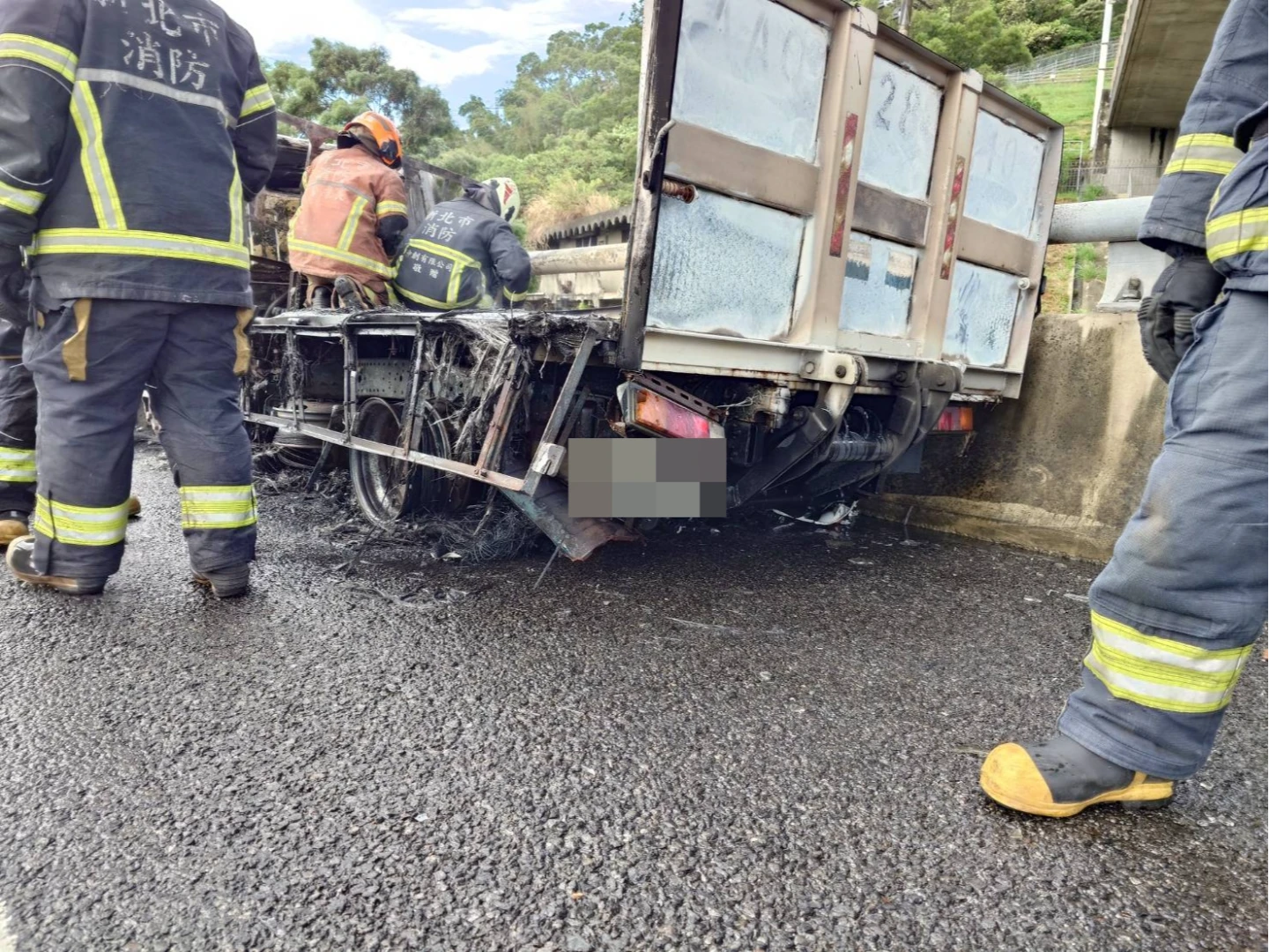 貨車燒成廢鐵。翻攝畫面