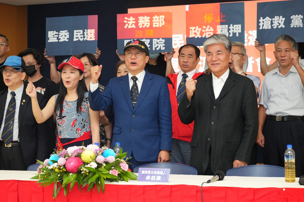 國民黨主席參選人卓伯源、前內政部長李鴻源。李柏毅攝