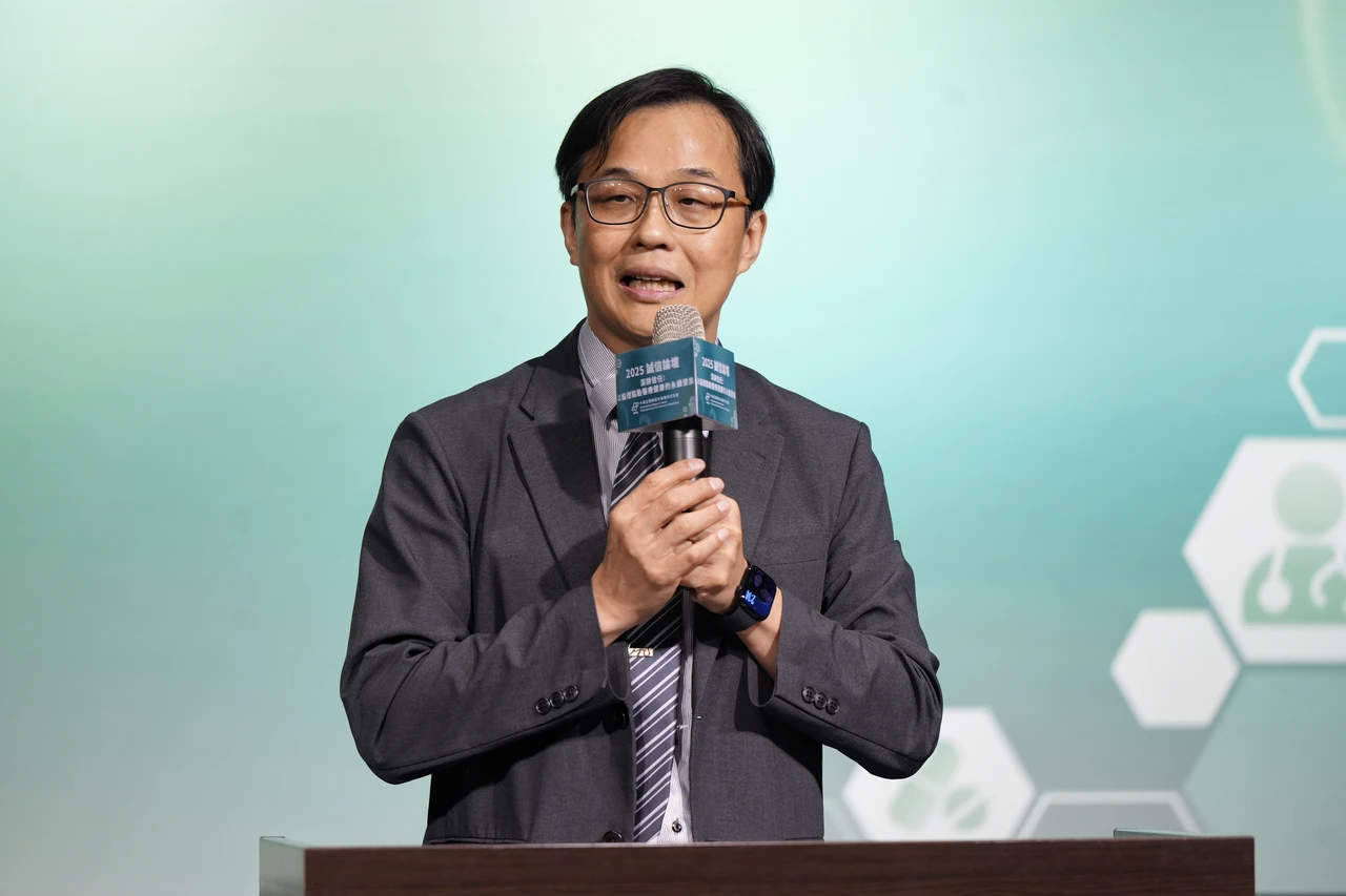 食藥署長姜至剛盼全民一起當食安超人,同時規畫加強查核販售中國及東南亞食品業者。葉志明攝