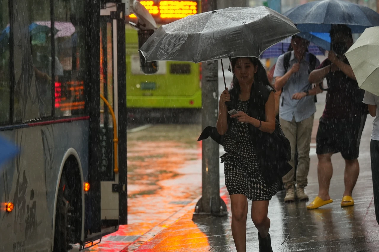 強颱樺加沙的雨還沒下完,又有新颱風醞釀中。李柏毅攝
