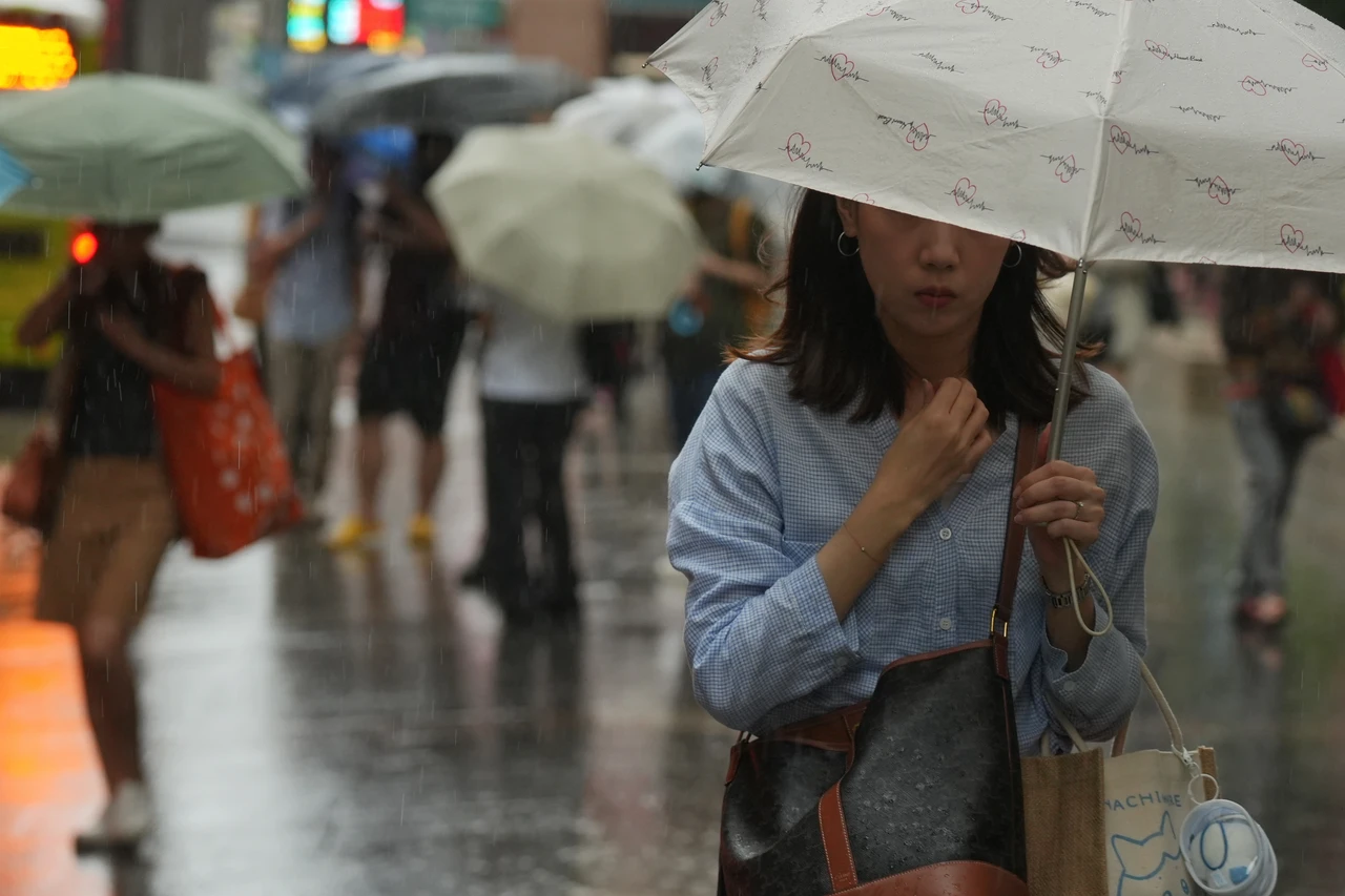 「非常強」雷雨帶來了　鳳凰颱風寫58年紀錄！明天登陸後恐迅速變熱低壓
