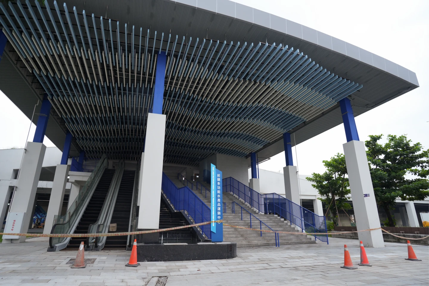 高雄前鎮漁港的多功能多功能水產品運銷中心興建進度已達98%以上,預計2025年底前完工。李柏毅攝