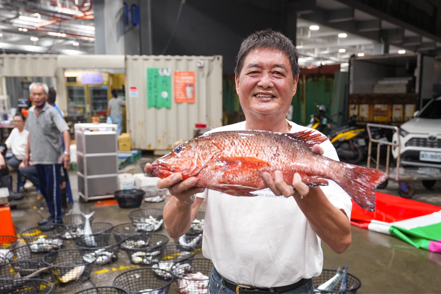 魚販郭發明認為前鎮漁港的特色就是人情味濃厚。李柏毅攝