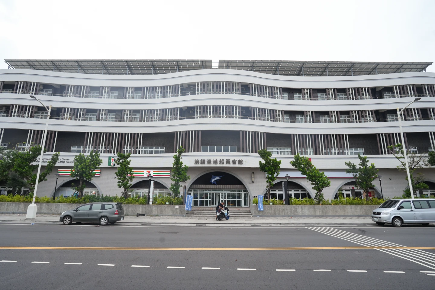 前鎮漁港船員會館讓船員能在岸上休憩。李柏毅攝