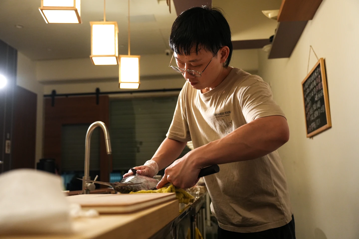 郭彥宏連夜處理買回來的新鮮海魚。李柏毅攝