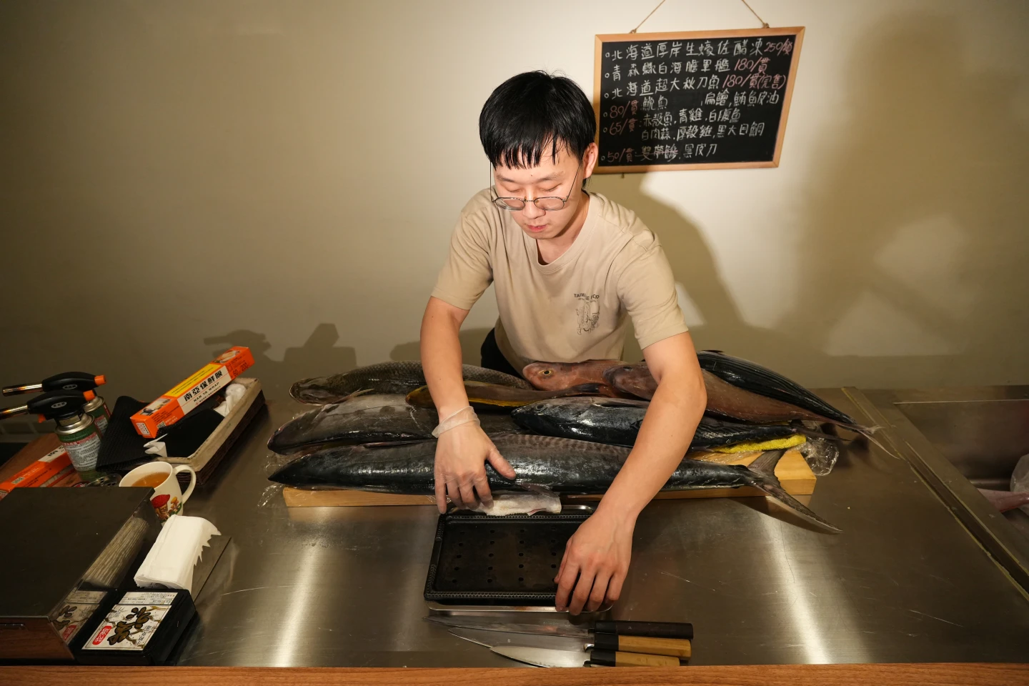 郭彥宏連夜處理買回來的新鮮海魚。李柏毅攝