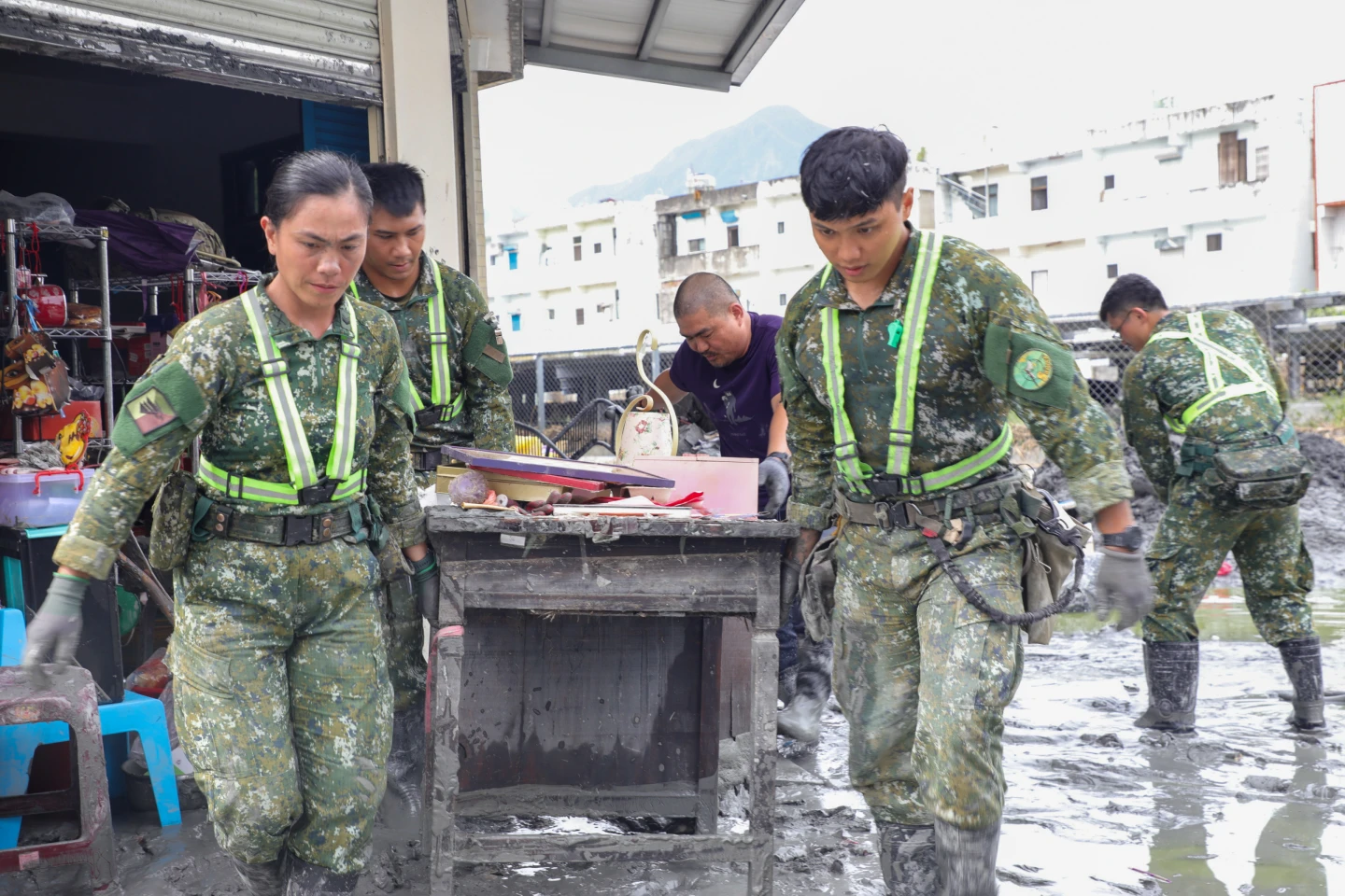 陸軍前進片｜2000兵奉總統令入民宅　揮汗清廢鏟泥、開山貓清淤挖路