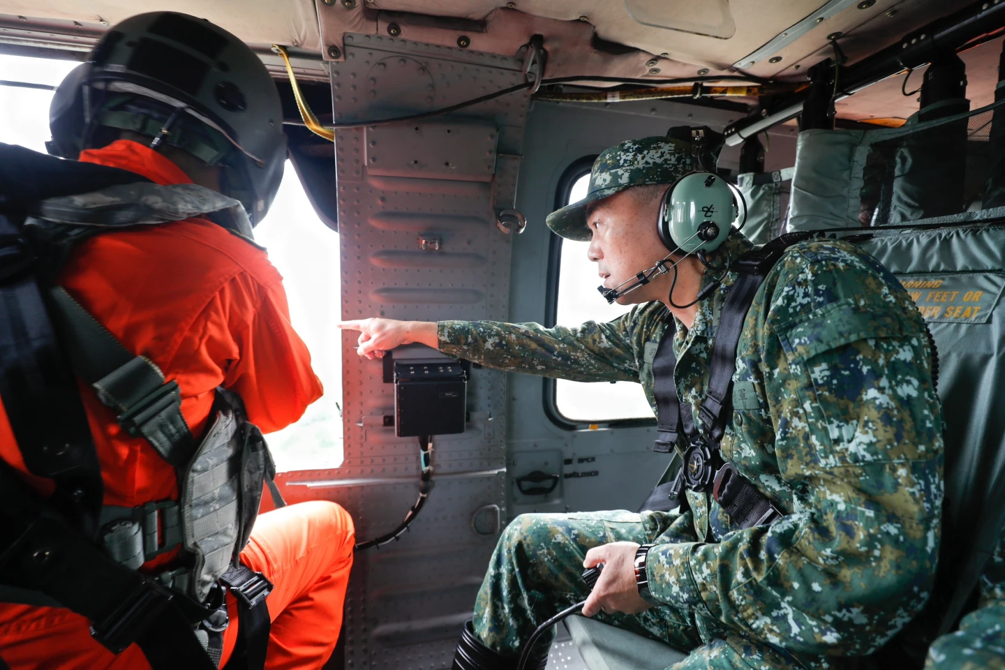 有片｜380官兵進民宅清淤畫面曝！陸軍救災連假不休息　司令也衝第一線