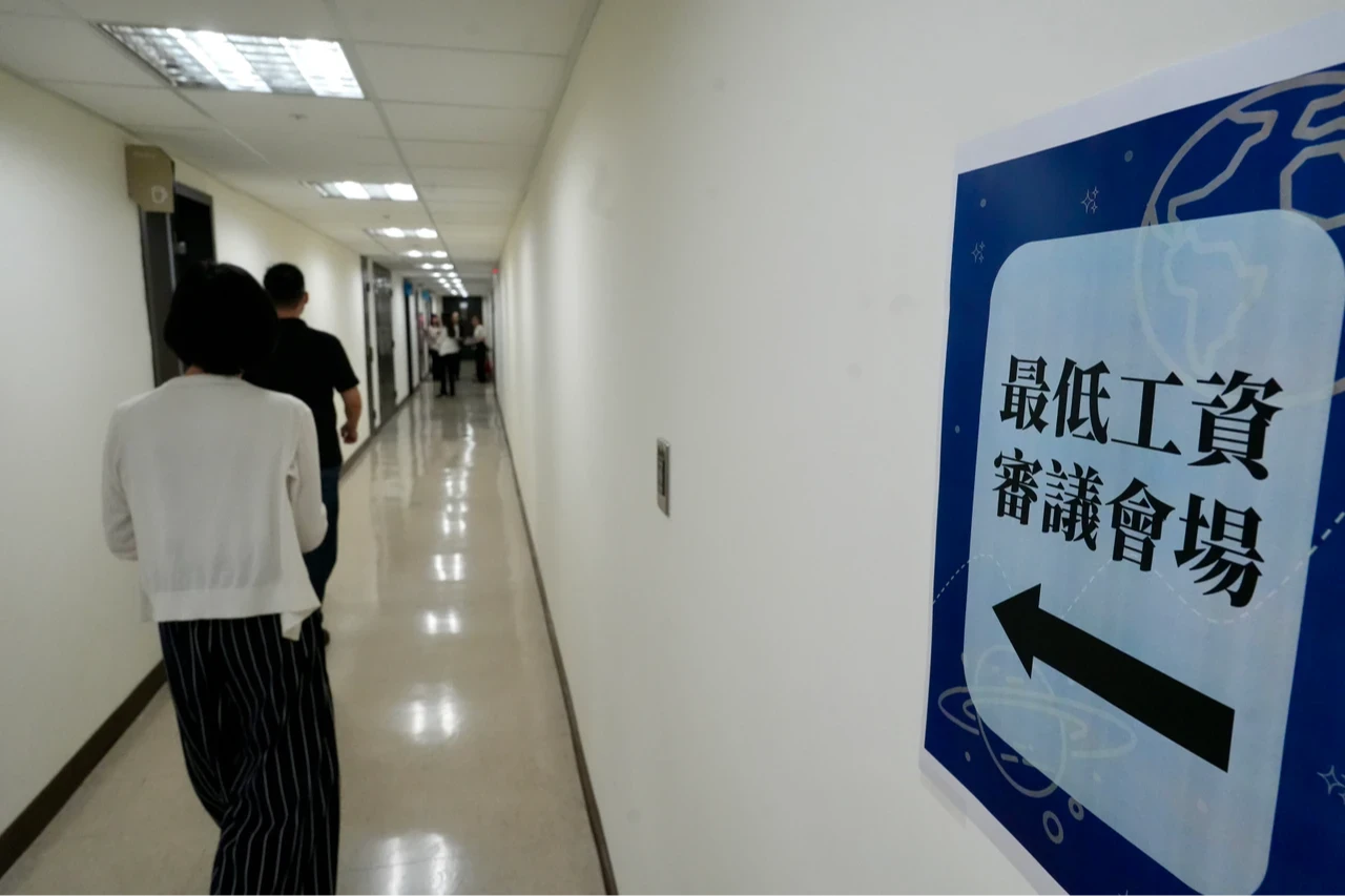 最低工資拍板明年起調升,預估246.93萬人受惠。梁建裕攝