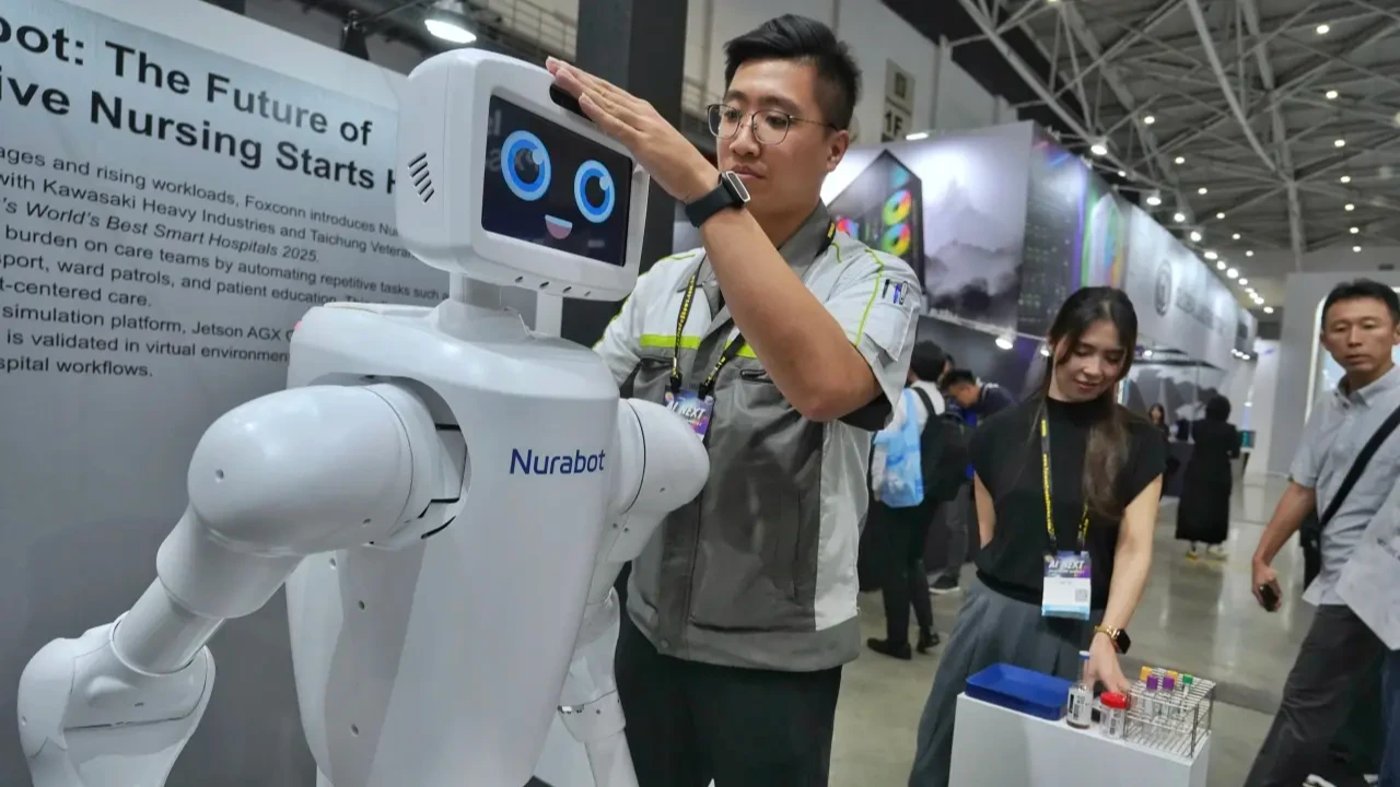 台灣正面臨AI浪潮襲來的轉型壓力。圖為鴻海AI護理機器人Nurabot。林林攝