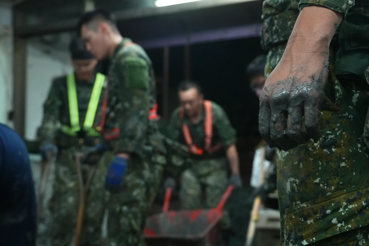 國軍弟兄投入災區協助災民清理屋況。林林攝