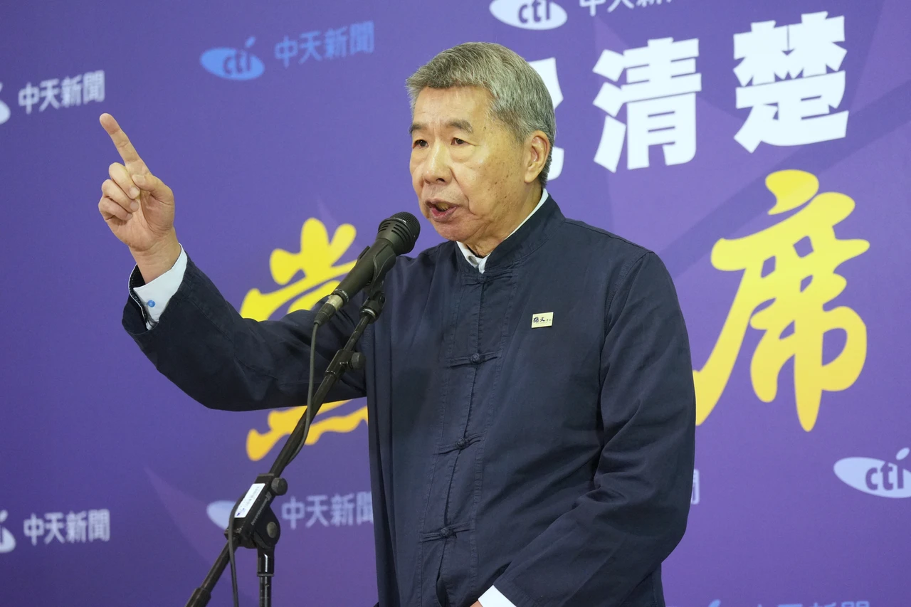 張亞中痛斥鄭麗文「練肖話」。陳卓邦攝