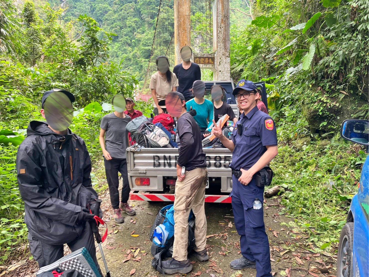 警方出動人車協助台師大登山社8人下山撤離。警方提供