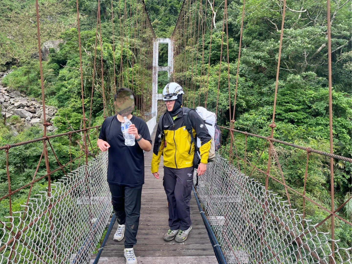 搜救隊護送遭蜂螫的學生下山送醫。警方提供