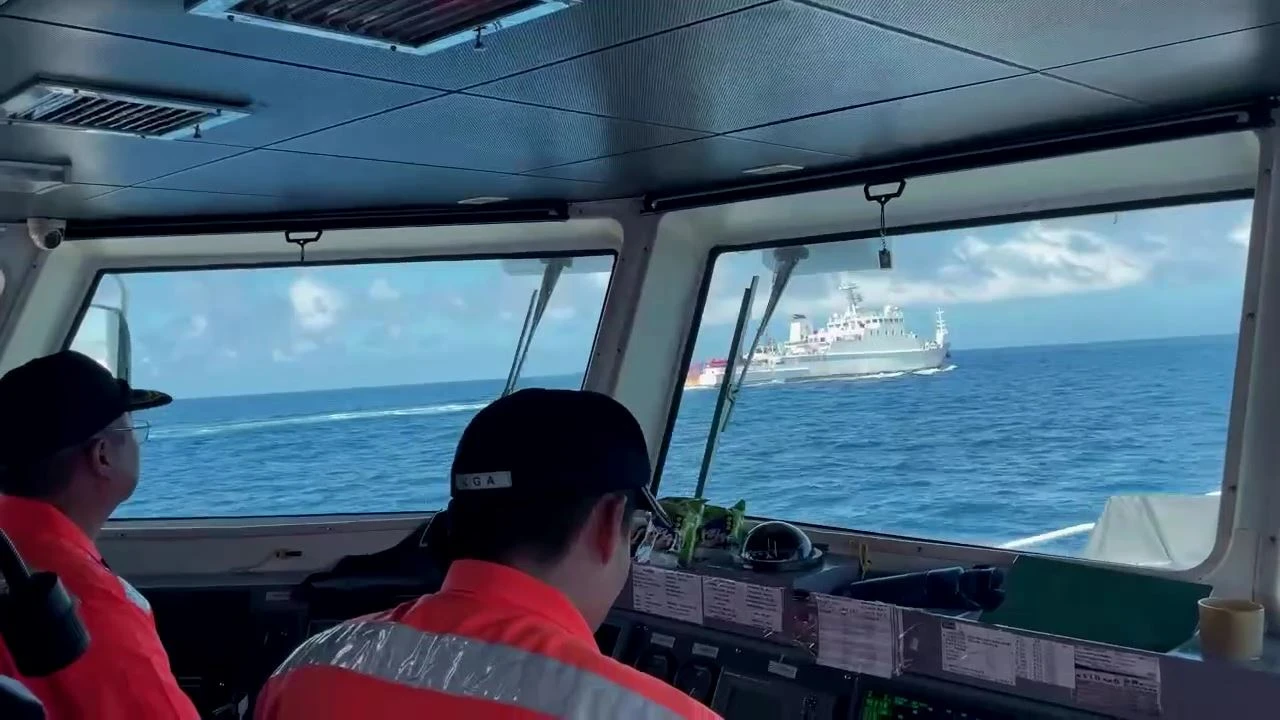 海巡署調派艦艇驅離陸籍科研船。海巡署提供