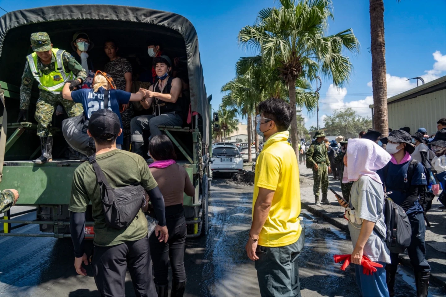 有片|沾泥的手吞麵包!搬冰箱蹲泥沼 2500兵幫花蓮人重建家園不喊苦