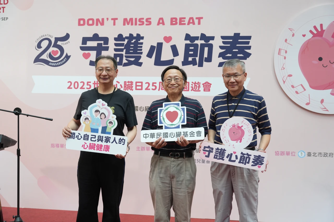 中華民國心臟基金會執行長李貽恒(右)說,規律運動就可以減少30%的心臟血管疾病風險。葉志明攝