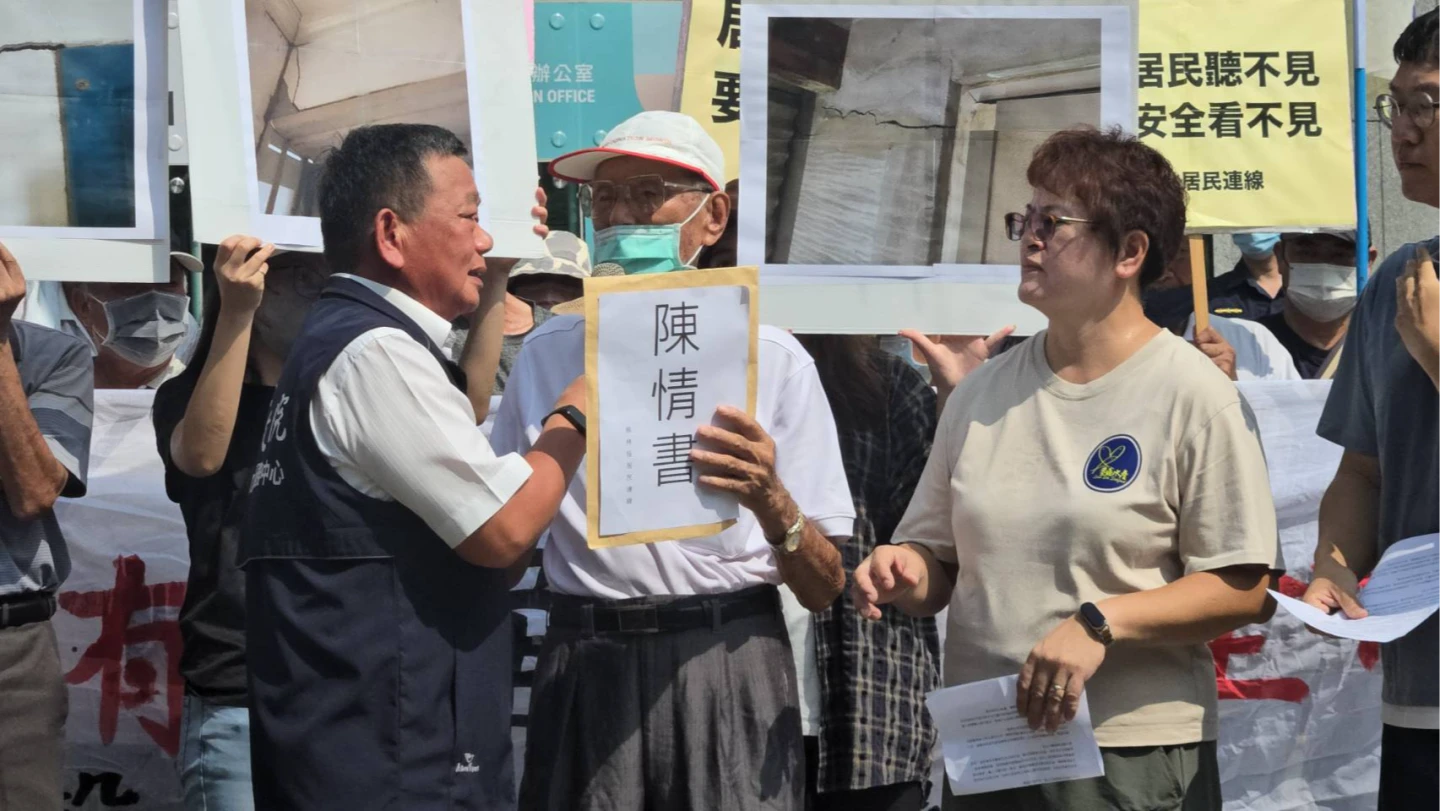 高齡九十二歲的烏林投社區居民林平山(右)今天遞交陳情書給經濟部中小及新創企業署南區服務處主任林進添(左)。王勇超攝