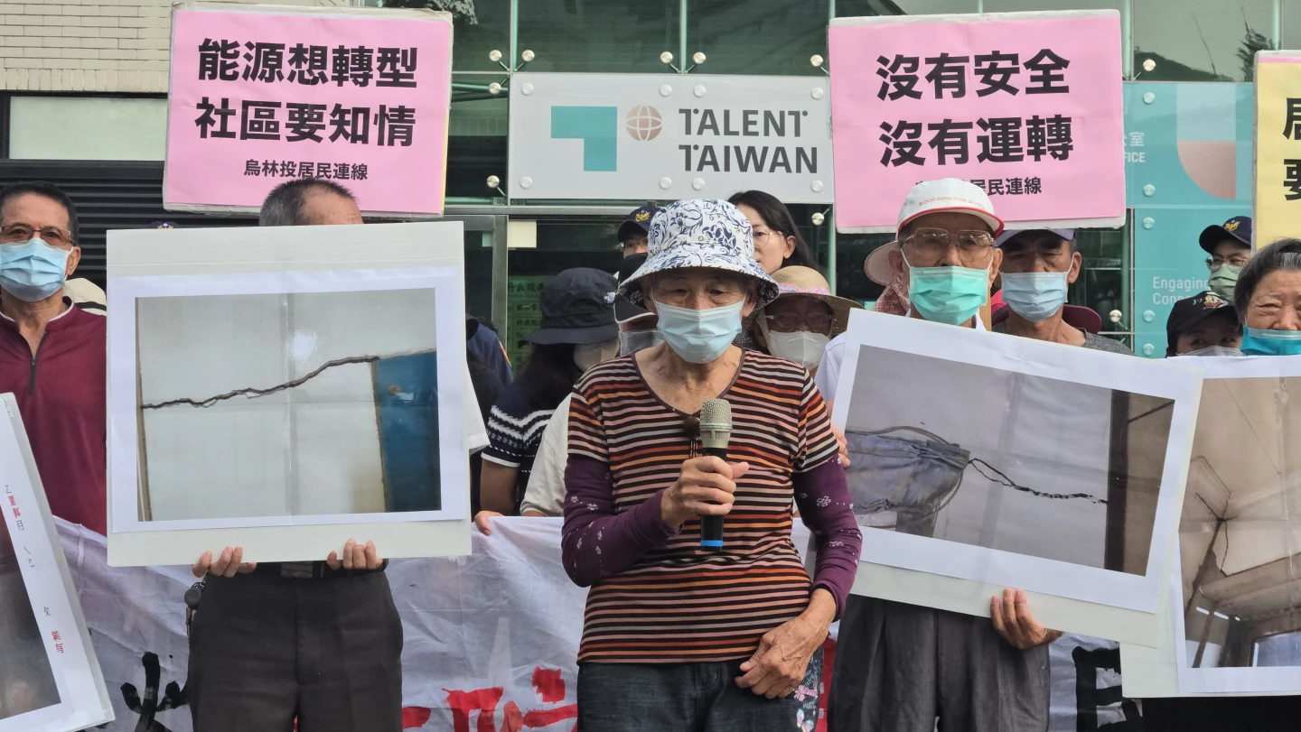高齡90歲的邱姓阿嬤表示,自從興達電廠爆炸後,每天吃不下、睡不著,經常處於驚恐不安之中,連上廁所也要戴安全帽才安心。王勇超攝
