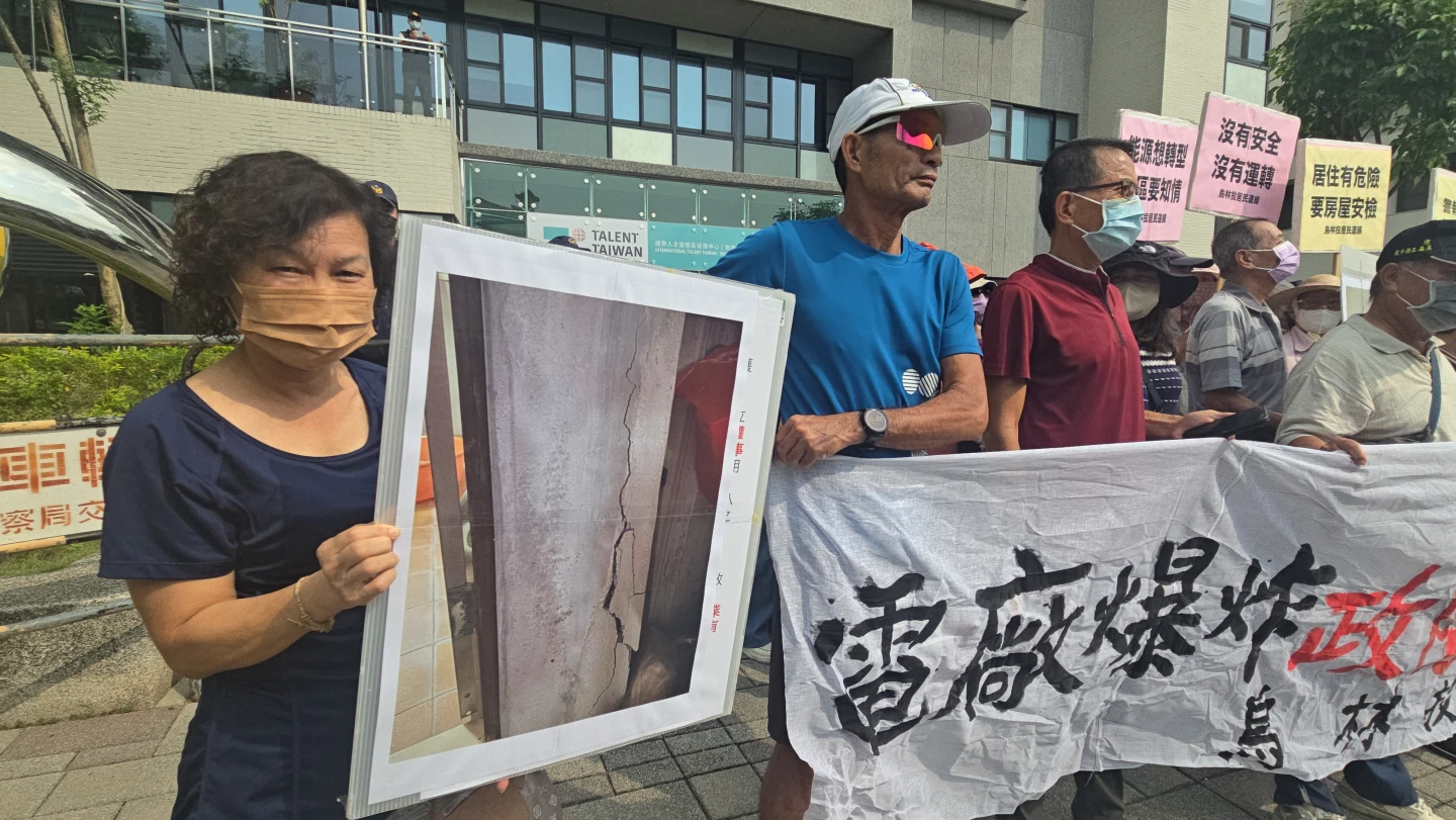 烏林投社區居民今天前往行政院南部聯合服務中心陳情,高喊:「能源想轉型、社區要知情!」王勇超攝