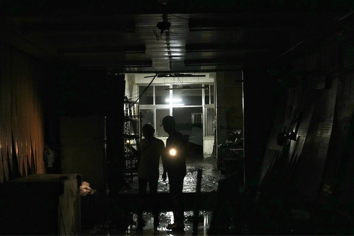 災民在夜間整理家園。林林攝