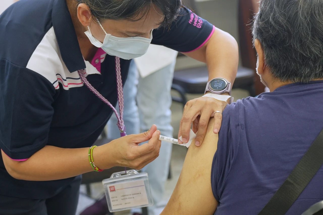 上周流感就診近10萬人次　疾管署：流感疫情3周升2成、公費疫苗剩5.7萬劑