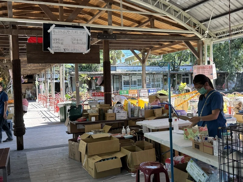 花蓮光復鄉堰塞湖溢流釀嚴重災情,許多寵物也成受災戶。花蓮動物醫療站救援超過120隻犬、貓、鴨子及烏龜等寵物,還有行動急診室由獸醫、獸醫助理到災民家中緊急醫療處置,動物醫療站預計駐點至7日。中央社