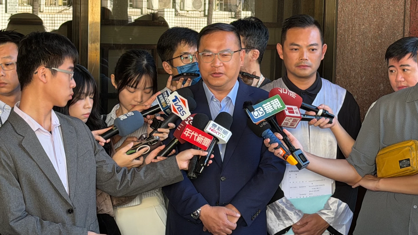 民進黨立法委員王義川因遭跟拍,今到北檢控告黃國昌等7人觸犯《個資法》等罪。丁牧群攝