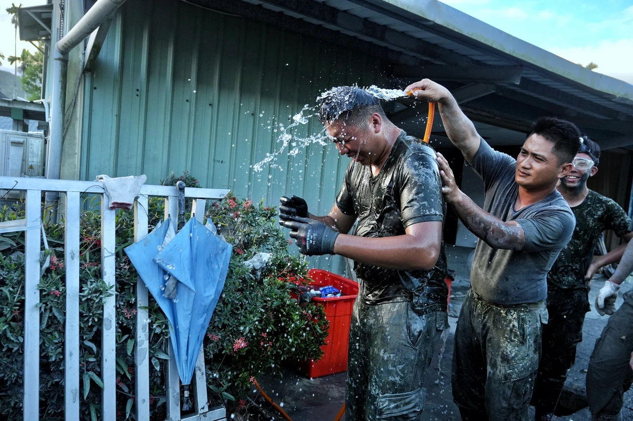 國軍投入花蓮災後重建,清理下水道。林林攝