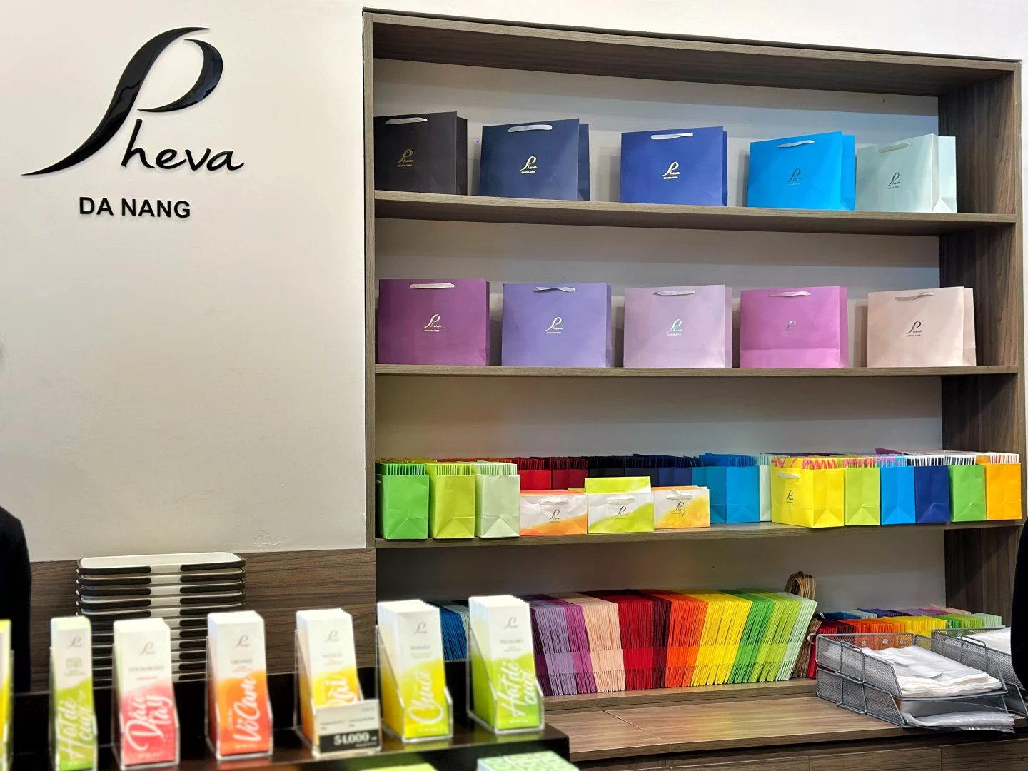 「PHEVA巧克力店」是越南在地手工巧克力品牌,五彩繽紛的包裝相當吸睛。劉沛妘攝