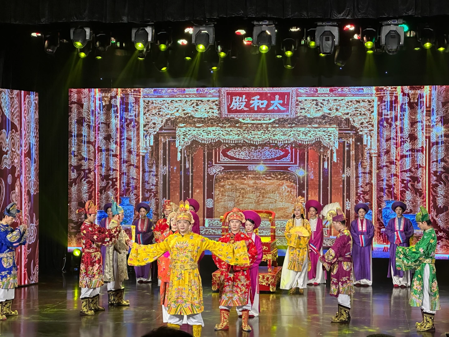 峴港著名文化表演「奧黛秀」。劉沛妘攝