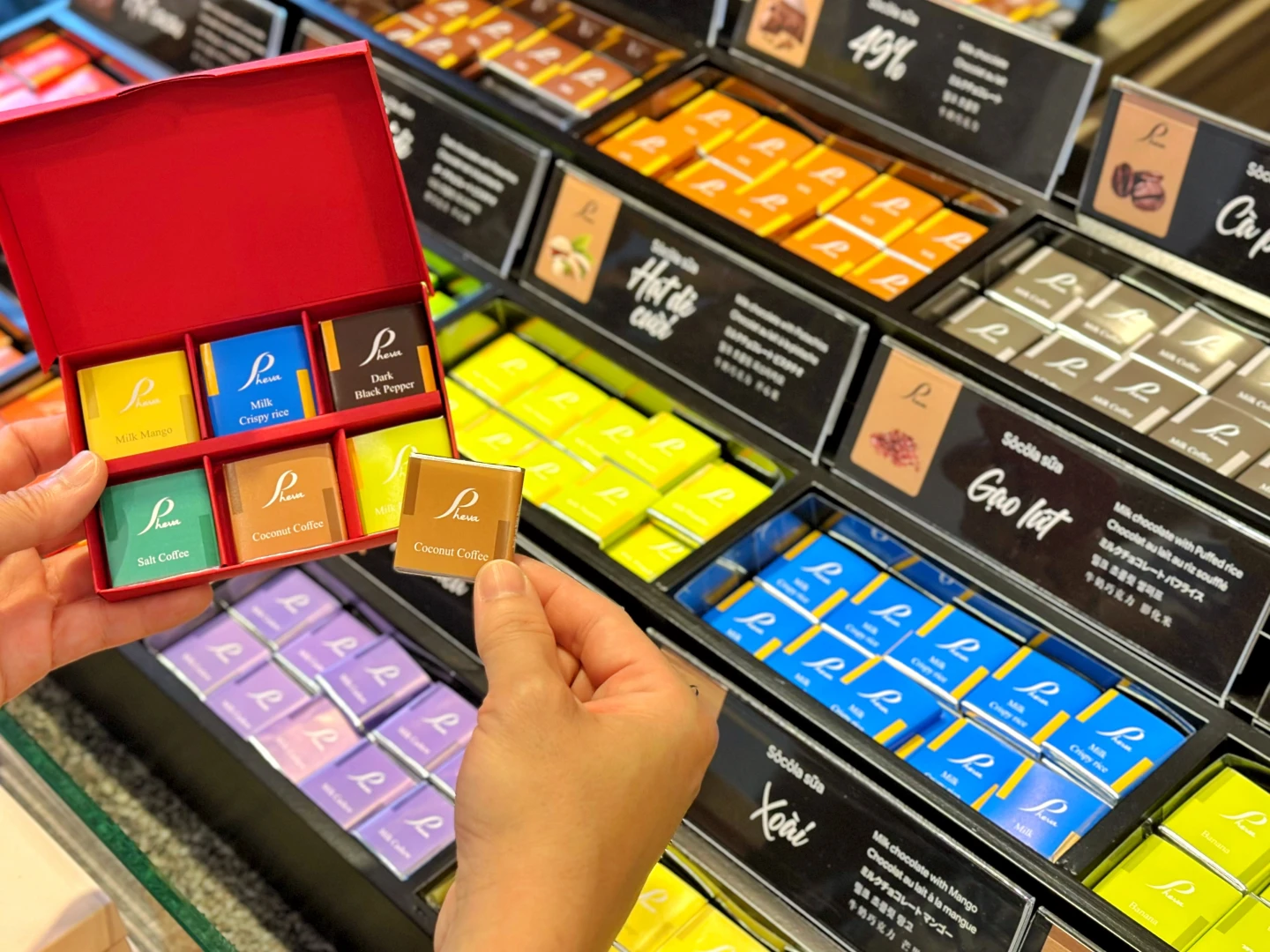 6入/12入/24入裝的巧克力禮盒(口味任選)售價分別為59400起越南盾(台幣68元起)。劉沛妘攝