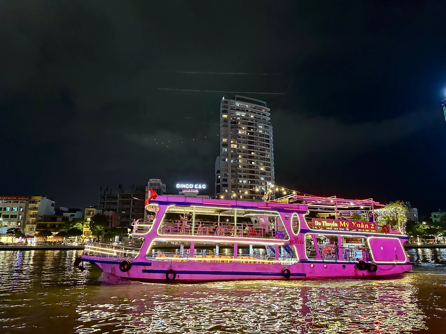 漢江遊船體驗,航程約1小時。劉沛妘攝