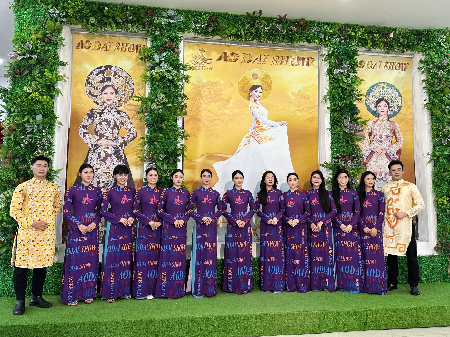 「奧黛秀」透過舞蹈、歌唱、戲劇等演出完整呈現越南傳統服飾奧黛(Ao Dai)的歷史、演變與文化意涵。劉沛妘攝