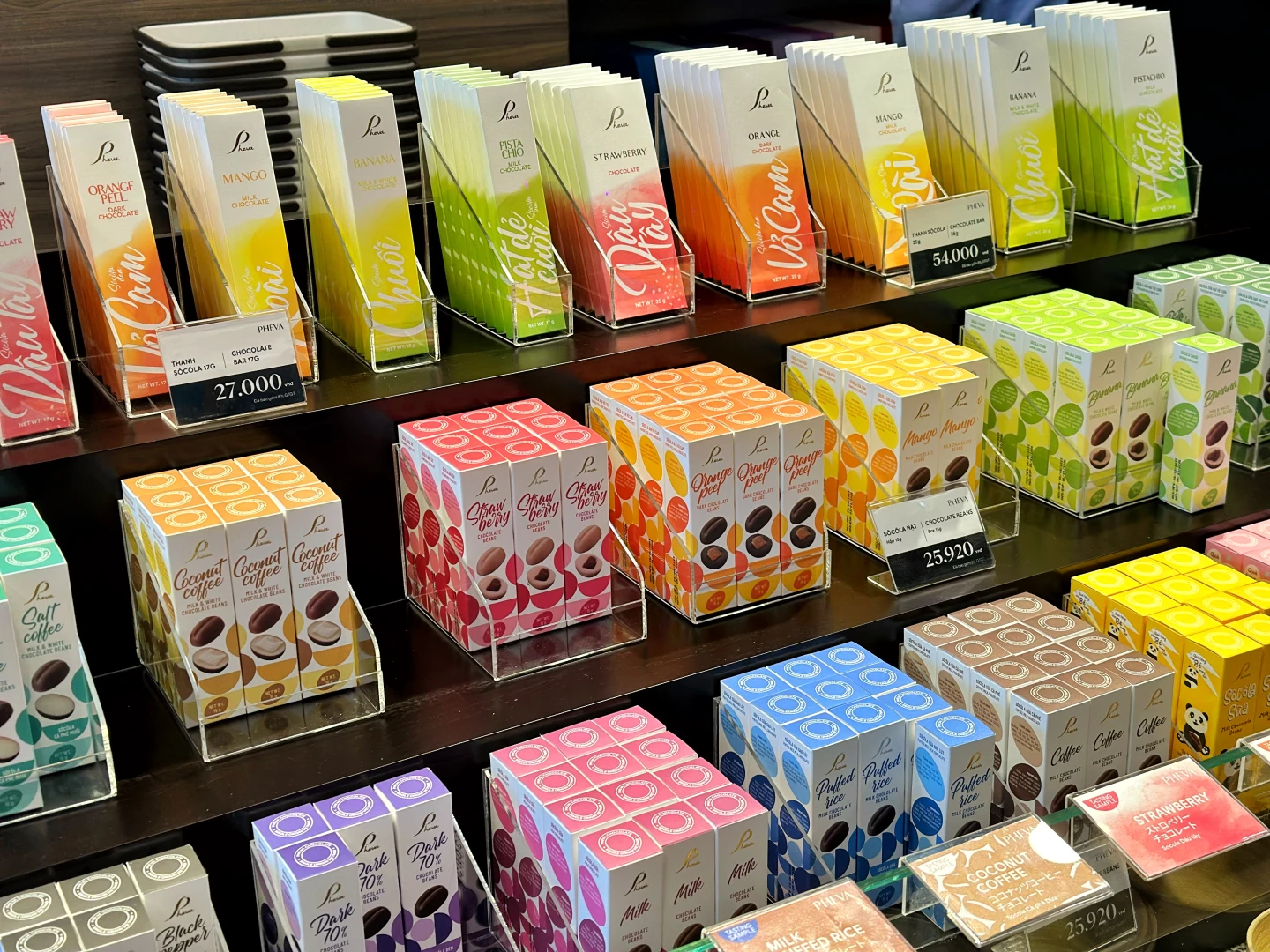 「PHEVA巧克力店」推出15g的巧克力,口味多達15種,售價25920越南盾(約台幣30元),適合什麼口味都想吃的消費者。劉沛妘攝