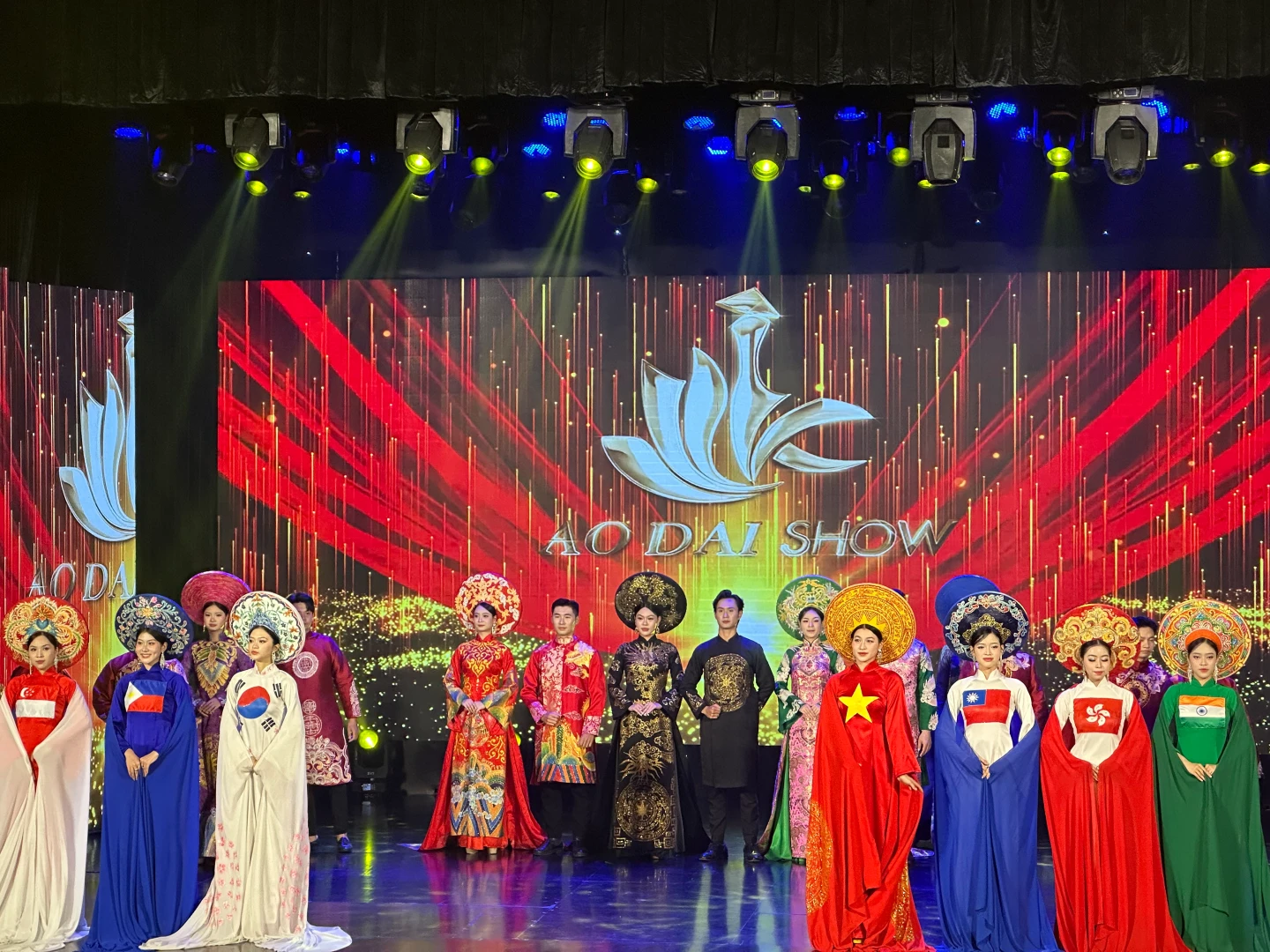 演員們最後還穿上各國國旗的奧黛服現身,當「台灣國旗」一出場,立刻掀起台灣旅客一陣歡呼。劉沛妘攝