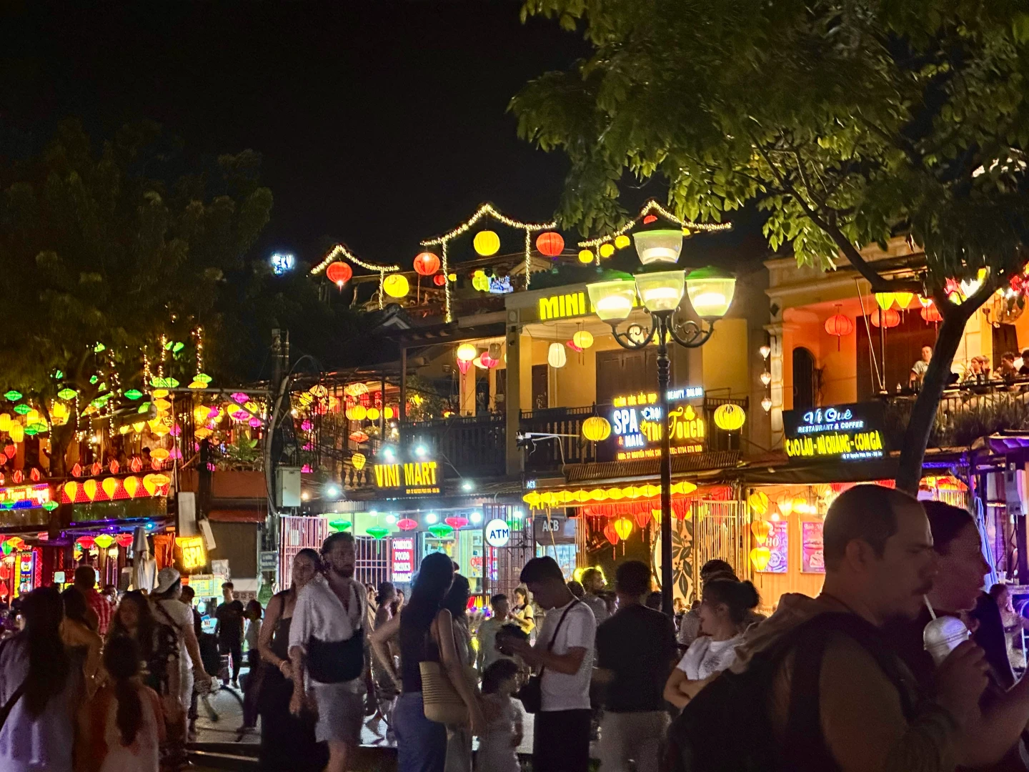 到了晚上,會安古鎮五彩繽紛的燈籠紛紛亮起,展現與白天截然不同的風貌。劉沛妘攝