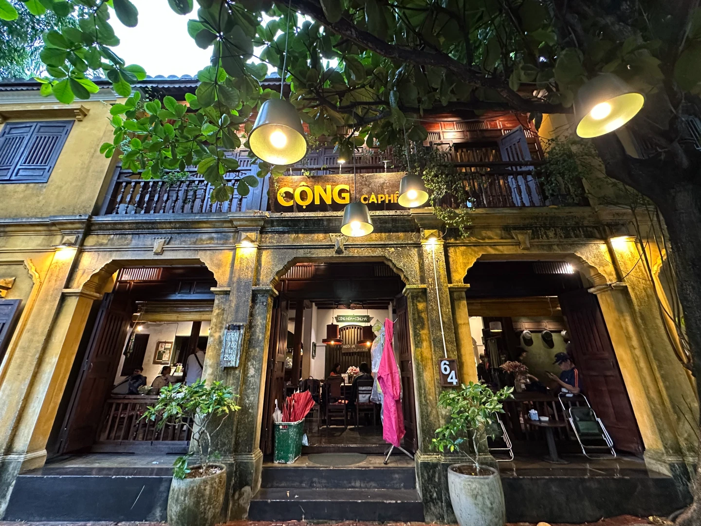 人氣咖啡館「共咖啡」店內充滿濃厚的越南歷史氛圍。劉沛妘攝
