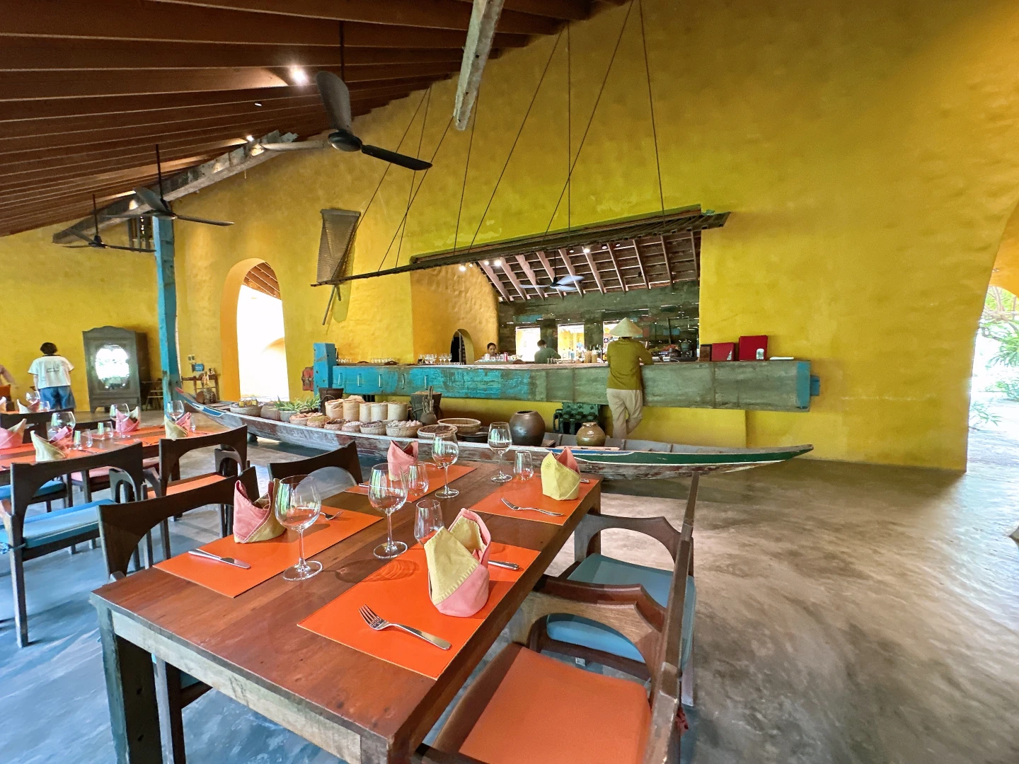 空間設計大量運用漁船木片、瓷片與紅瓦等在地元素。劉沛妘攝